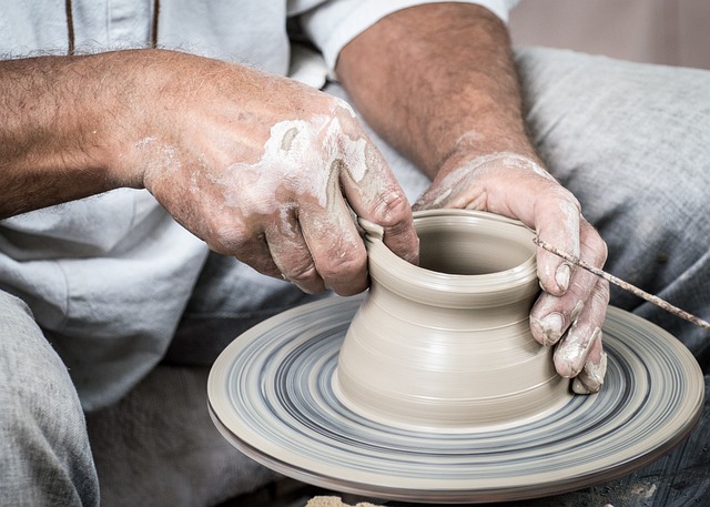 homme-faisant-poterie-sur-tour-tournage-modelage