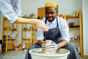 Homme-making-un-vase-en-poterie-argile