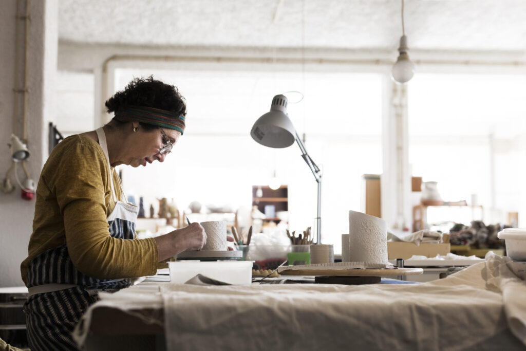femme-faisant-poterie-dans-un-atelier-