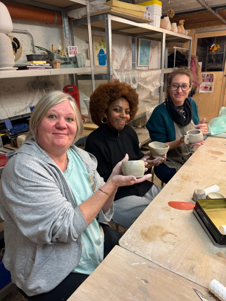 tournage sur roue de potier en atelier céramique